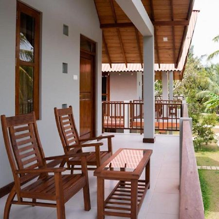 The Coconut Gardens Hotel & Restaurant Tissamaharama Exterior foto